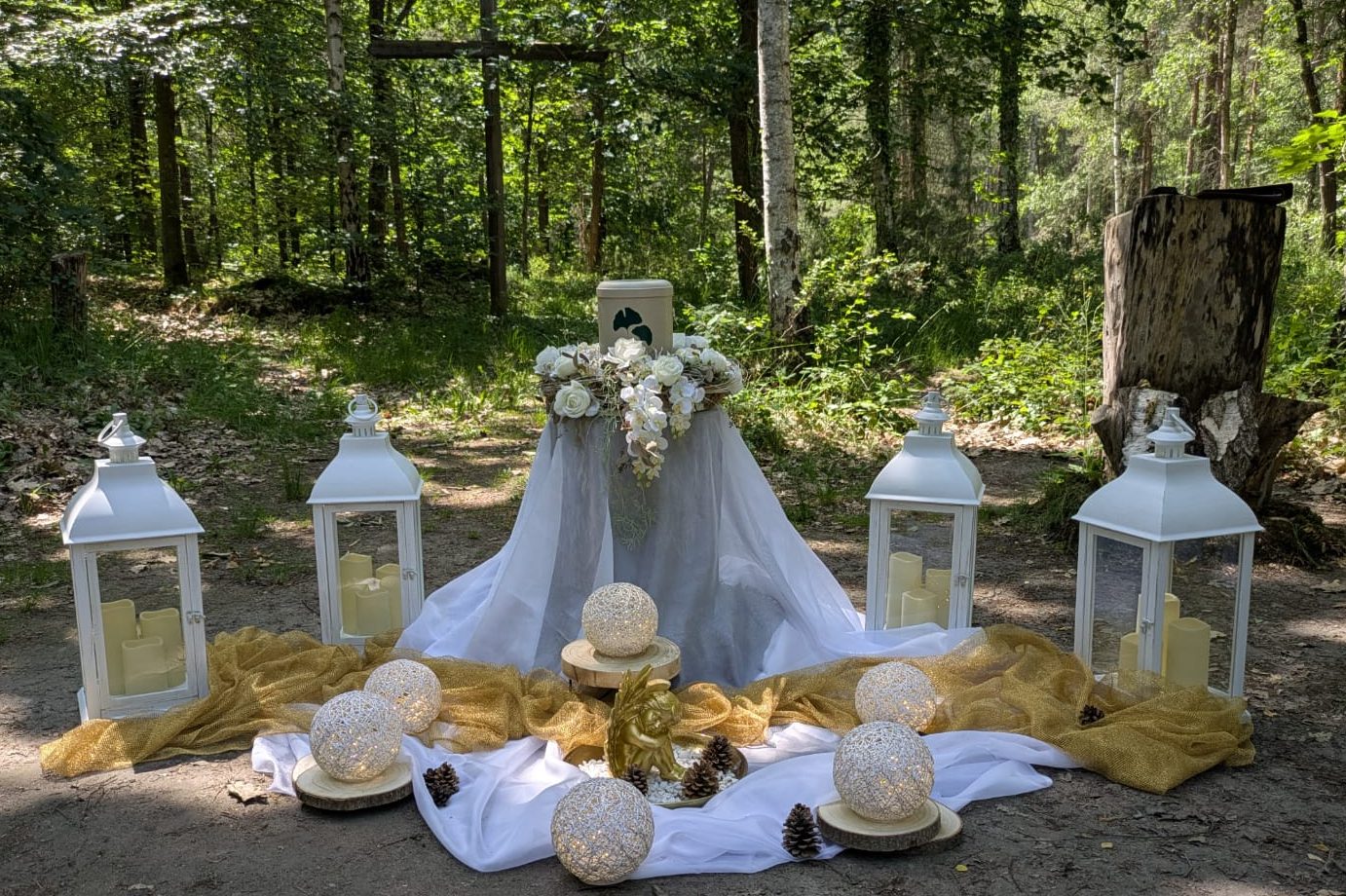 Trauerfeier / Lebensfeier Ein Arrangement aus Sonnenblumen und weißen Blüten mit grünen Blättern.