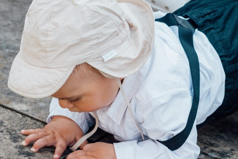 Kinderwillkommensfest Ein Kind hält eine kleine Spielfigur.